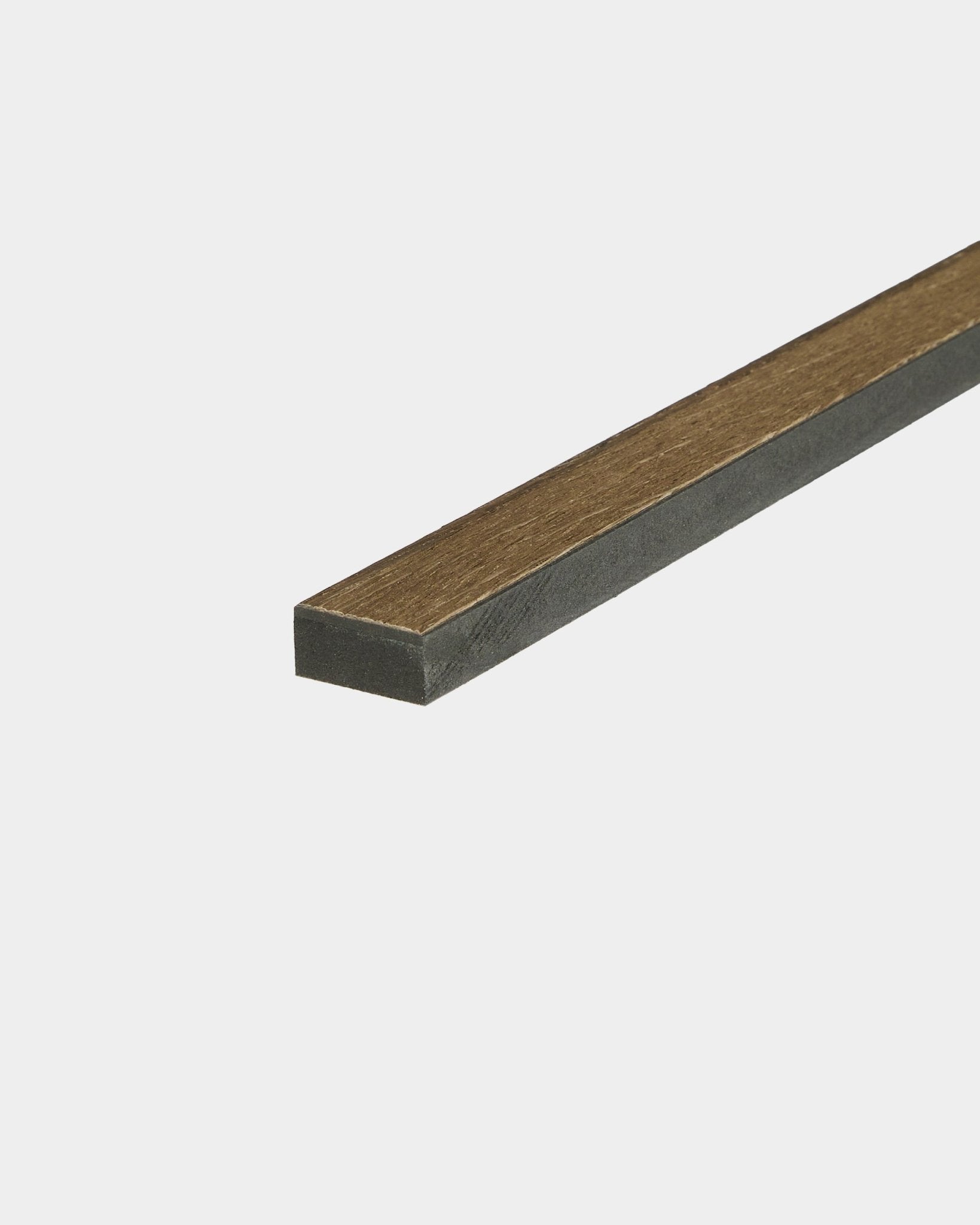 Gros plan sur une lamelle Rustic de 240 cm Grey Oak de WoodUpp, conçue pour la finition des bords ou le remplacement des lattes Panneau acoustique Akupanel.